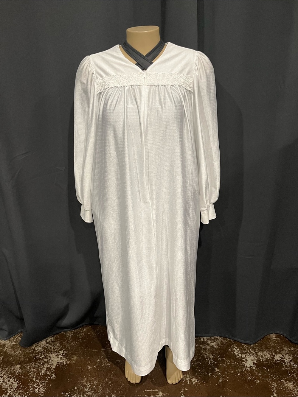 Vintage‎ XL Longsleeve Authorized Pattern White Lace Yoke Granny Nightgown.